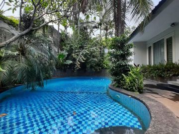 DIJUAL RUMAH LUAS dgn SWIMMING POOL di Jl KEMANG DALAM, JAKSEL