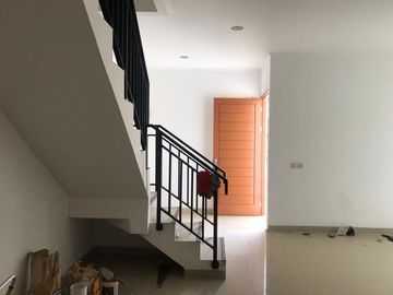 Dijual Rumah Serpong Park Blok G1 - 2.5 Lantai Sudah Renovasi Siap Huni & Bisa KPR!