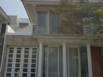 Rumah Greenlake Wiyung STRATEGIS, SEMI FURNISH