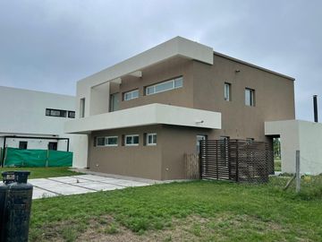 Casa en Venta. 4 ambientes, suite. Piscina, parrilla. Barrio El Canton Islas.