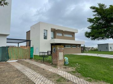 Casa en Venta. 4 ambientes, suite. Piscina, parrilla. Barrio El Canton Islas.