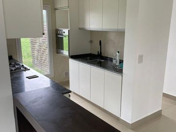 Casa en Venta. 4 ambientes, suite. Piscina, parrilla. Barrio El Canton Islas.