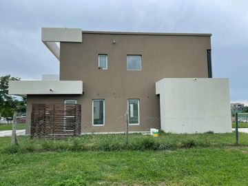 Casa en Venta. 4 ambientes, suite. Piscina, parrilla. Barrio El Canton Islas.