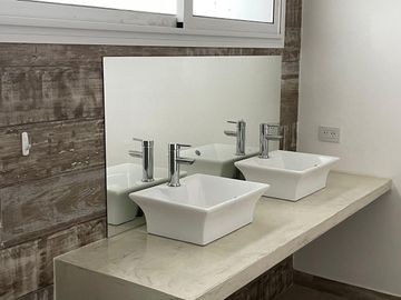 Casa en Venta. 4 ambientes, suite. Piscina, parrilla. Barrio El Canton Islas.