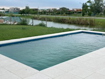 Casa en Venta. 4 ambientes, suite. Piscina, parrilla. Barrio El Canton Islas.
