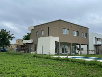Casa en Venta. 4 ambientes, suite. Piscina, parrilla. Barrio El Canton Islas.