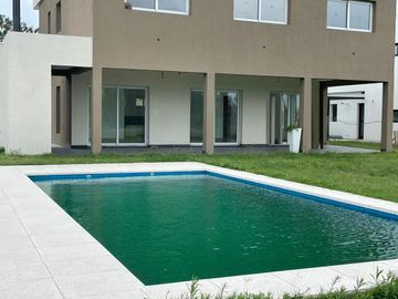 Casa en Venta. 4 ambientes, suite. Piscina, parrilla. Barrio El Canton Islas.