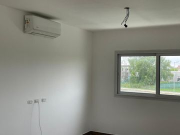 Casa en Venta. 4 ambientes, suite. Piscina, parrilla. Barrio El Canton Islas.