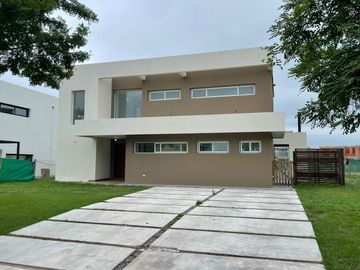 Casa en Venta. 4 ambientes, suite. Piscina, parrilla. Barrio El Canton Islas.