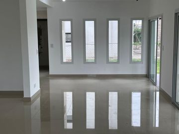 Casa en Venta. 4 ambientes, suite. Piscina, parrilla. Barrio El Canton Islas.