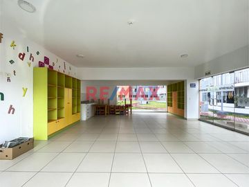 Este departamento en venta en el proyecto Festiva ofrece una distribución cómoda, 👀 vista externa hacia la calle y está rodeado de 🌳 áreas verdes. Se