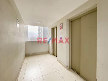 Este departamento en venta en el proyecto Festiva ofrece una distribución cómoda, 👀 vista externa hacia la calle y está rodeado de 🌳 áreas verdes. Se