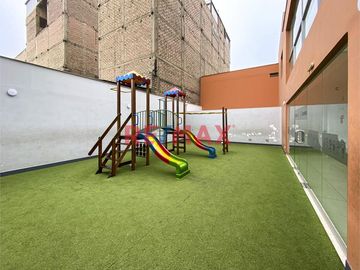 Este departamento en venta en el proyecto Festiva ofrece una distribución cómoda, 👀 vista externa hacia la calle y está rodeado de 🌳 áreas verdes. Se