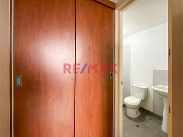Este departamento en venta en el proyecto Festiva ofrece una distribución cómoda, 👀 vista externa hacia la calle y está rodeado de 🌳 áreas verdes. Se
