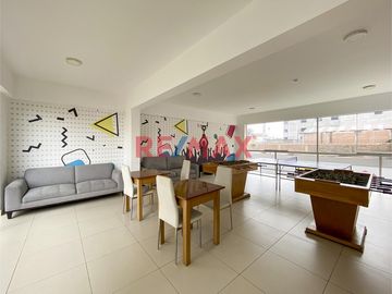 Este departamento en venta en el proyecto Festiva ofrece una distribución cómoda, 👀 vista externa hacia la calle y está rodeado de 🌳 áreas verdes. Se
