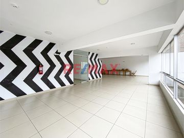 Este departamento en venta en el proyecto Festiva ofrece una distribución cómoda, 👀 vista externa hacia la calle y está rodeado de 🌳 áreas verdes. Se