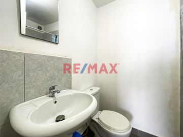 Este departamento en venta en el proyecto Festiva ofrece una distribución cómoda, 👀 vista externa hacia la calle y está rodeado de 🌳 áreas verdes. Se