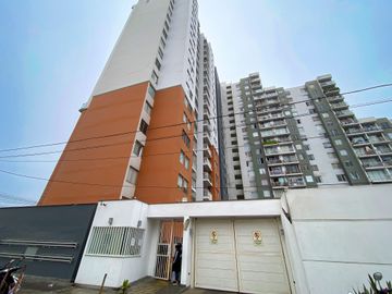 Este departamento en venta en el proyecto Festiva ofrece una distribución cómoda, 👀 vista externa hacia la calle y está rodeado de 🌳 áreas verdes. Se