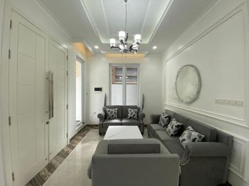 Dijual Baru Mewah Gaya Klasik Amerika Fully Furnished ada Kolam Renang Pribadi