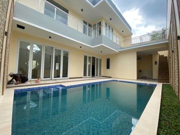 Dijual Baru Mewah Gaya Klasik Amerika Fully Furnished ada Kolam Renang Pribadi