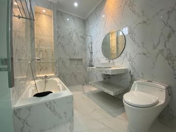 Dijual Baru Mewah Gaya Klasik Amerika Fully Furnished ada Kolam Renang Pribadi