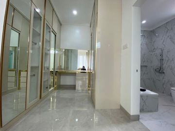 Dijual Baru Mewah Gaya Klasik Amerika Fully Furnished ada Kolam Renang Pribadi