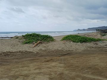 Las Tunas: Se Vende Terreno para Construcción en Zona Rural, Cerca del Mar y Frente al río en Las Tunas