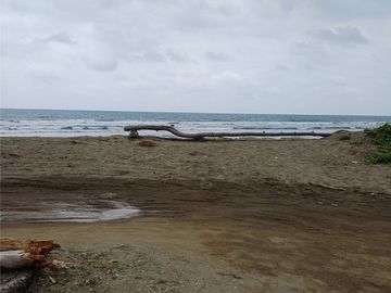 Las Tunas: Se Vende Terreno para Construcción en Zona Rural, Cerca del Mar y Frente al río en Las Tunas