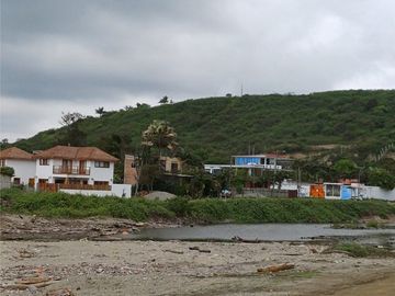 Las Tunas: Se Vende Terreno para Construcción en Zona Rural, Cerca del Mar y Frente al río en Las Tunas