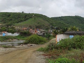 Las Tunas: Se Vende Terreno para Construcción en Zona Rural, Cerca del Mar y Frente al río en Las Tunas