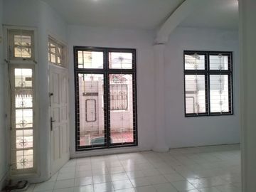 Rumah di Tebet, 2Lt, Siap Huni, Akses 2 Mbl, di Tebet Timur