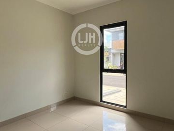 Rumah di Summarecon Crown Gading Cluster Regia Bekasi Jawa Barat