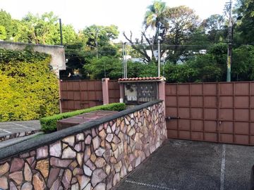 Estilo Contemporáneo, dentro de condominio en Rancho Cortes!