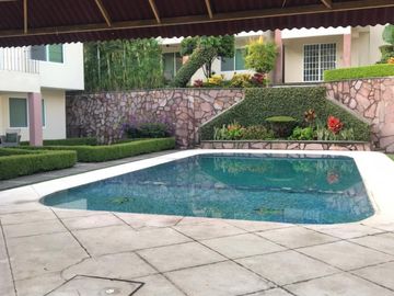 Estilo Contemporáneo, dentro de condominio en Rancho Cortes!