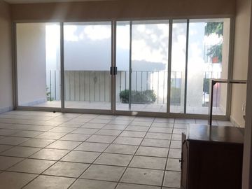Estilo Contemporáneo, dentro de condominio en Rancho Cortes!