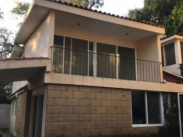 Estilo Contemporáneo, dentro de condominio en Rancho Cortes!