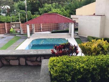Estilo Contemporáneo, dentro de condominio en Rancho Cortes!