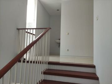 Rumah Greenwood Citraland Surabaya Barat Semi Furnished