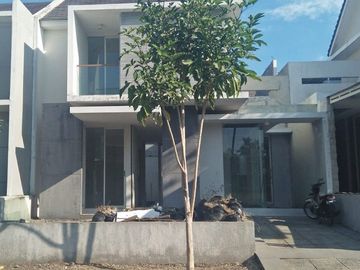 Rumah Greenwood Citraland Surabaya Barat Semi Furnished