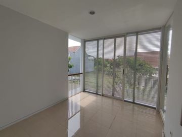 Rumah Greenwood Citraland Surabaya Barat Semi Furnished