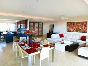 Condominio vista al mar, con club de playa y restaurante, 4 albercas, gimnasio