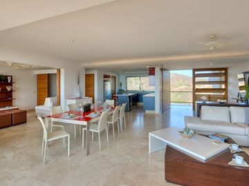 Condominio vista al mar, con club de playa y restaurante, 4 albercas, gimnasio