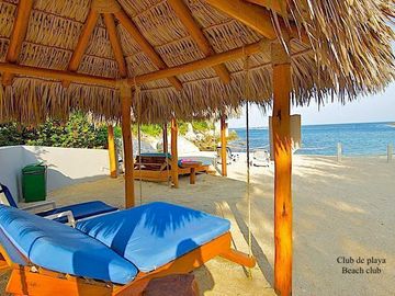 Condominio vista al mar, con club de playa y restaurante, 4 albercas, gimnasio