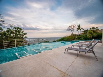 Condominio vista al mar, con club de playa y restaurante, 4 albercas, gimnasio