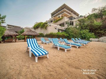 Condominio vista al mar, con club de playa y restaurante, 4 albercas, gimnasio