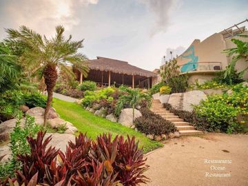Condominio vista al mar, con club de playa y restaurante, 4 albercas, gimnasio
