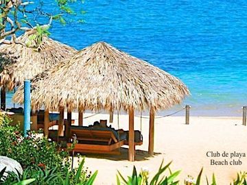 Condominio vista al mar, con club de playa y restaurante, 4 albercas, gimnasio