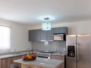 Casa en venta en privado con alberca al norte de  León Gto
