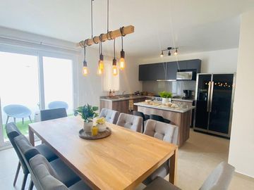 Casa en venta en privado con alberca al norte de  León Gto