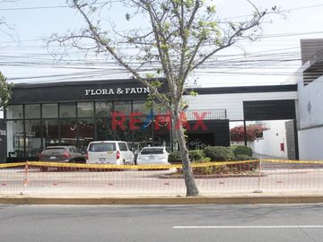 Ubicado en una de las zonas más exclusivas y demandadas de Lima, en el corazón de Chacarilla, este amplio local comercial de 1,000 m² ofrece una excel